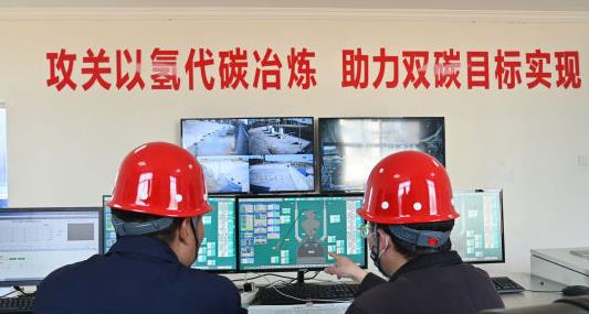 圖為研發(fā)工作人員監(jiān)測試驗(yàn)過程。 牛春富 攝.jpg