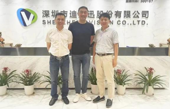 合約文件簽署時(shí)刻現(xiàn)場(chǎng)合影留念