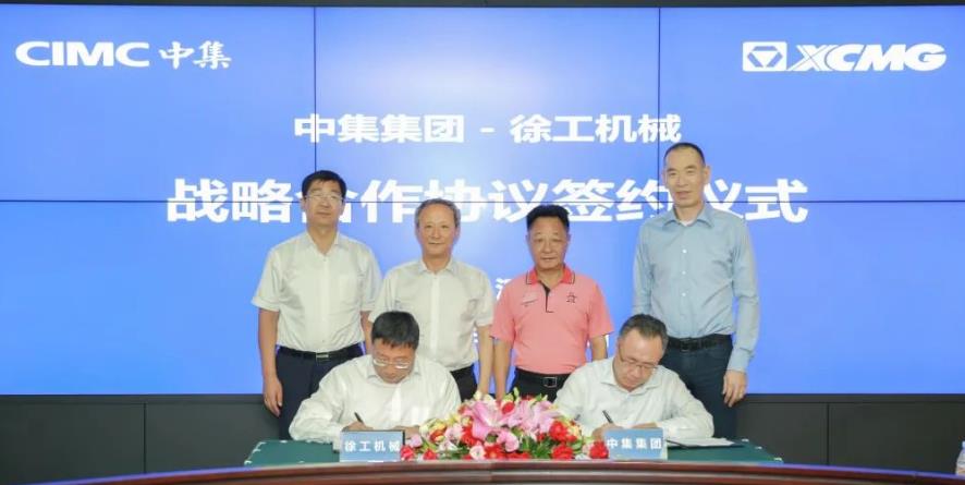 高翔與陸川代表雙方簽約，麥伯良、王民、張克、于玉群見證