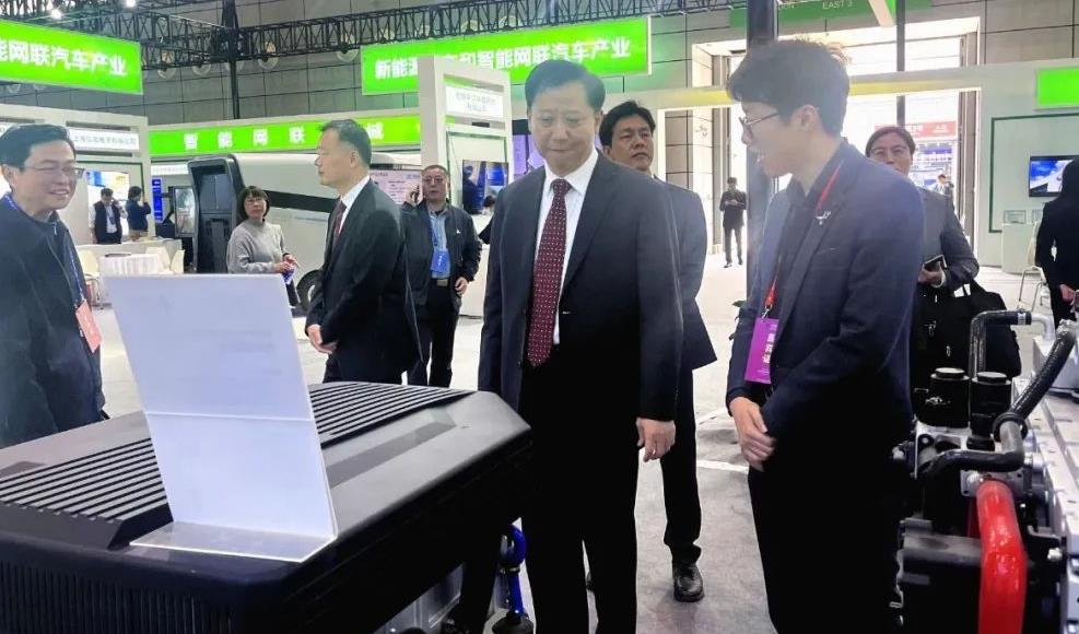 安徽省蚌埠市委書記黃曉武一行蒞臨天能氫電展臺(tái)前參觀指導(dǎo).jpg