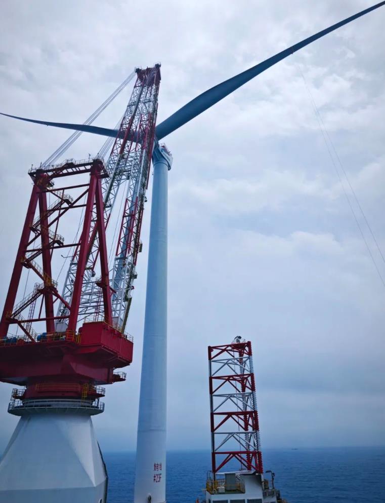 首吊成功!國內首個“海上風電+海洋牧場+海水制氫”融合項目進入風機安裝階段.jpg