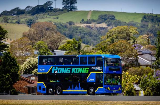全球首輛三軸雙層氫能巴士.jpg