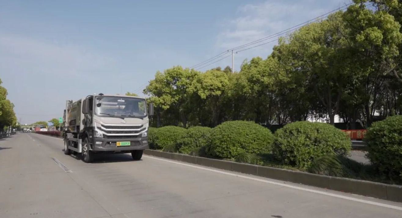 上海市首批燃料電池環衛車投入示范運營.jpg