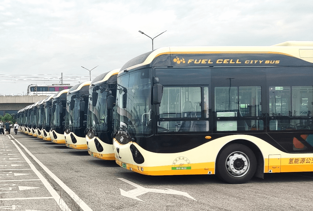 首批30輛!新研氫能為成都“熊貓”公交車裝上氫能心臟-1.png
