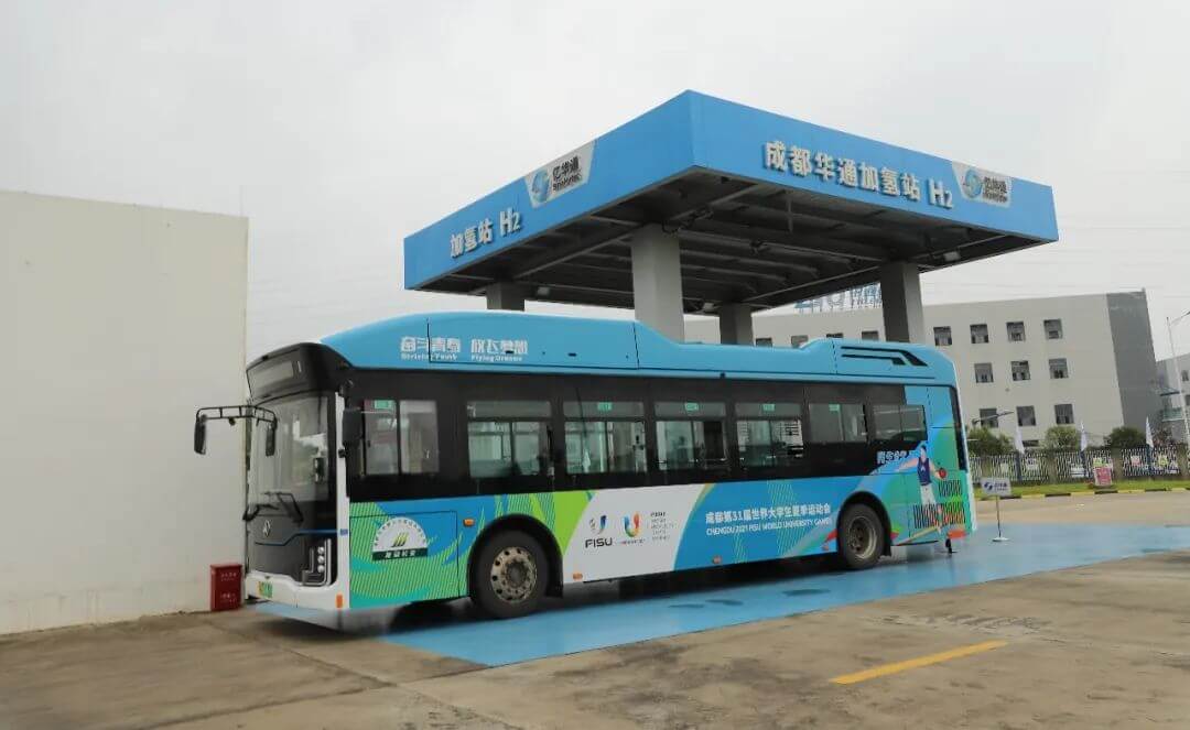 一輛氫燃料電池汽車正在加氫.jpeg