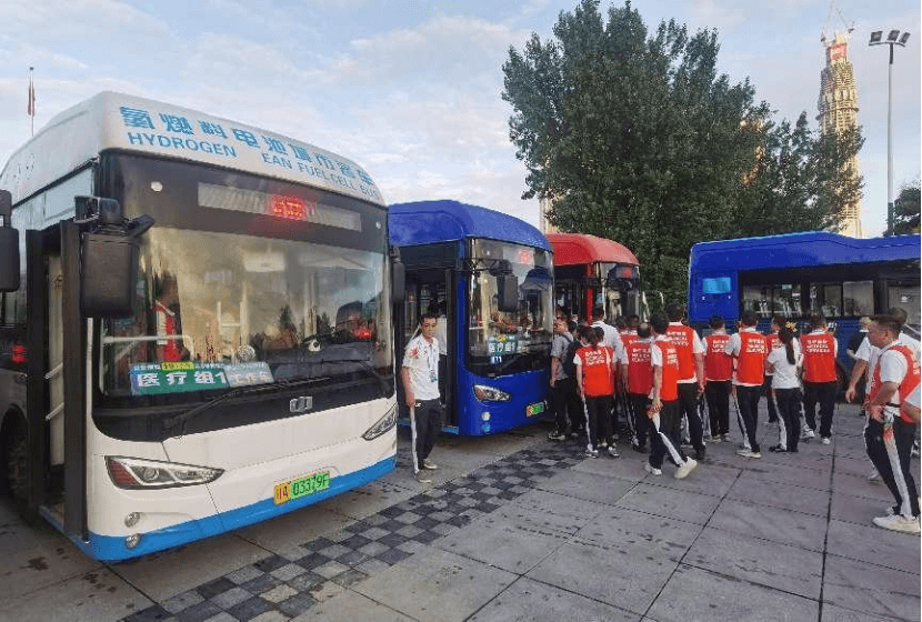 搭載億華通燃料電池發(fā)動(dòng)機(jī)的氫能客車正在接送志愿者.png