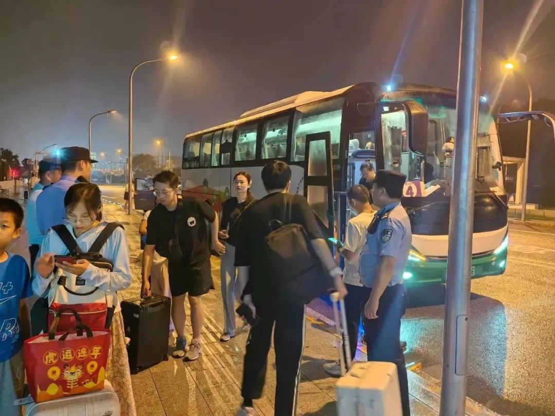 北京暴雨,國家電投氫能大巴轉(zhuǎn)運(yùn)千余人安全完成任務(wù)-6.jpg