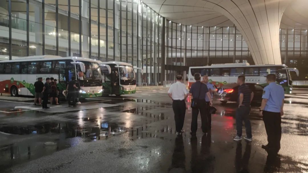 北京暴雨,國家電投氫能大巴轉(zhuǎn)運(yùn)千余人安全完成任務(wù)-4.jpg