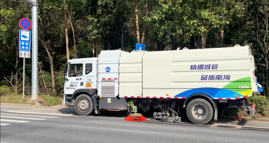 搭載清極能源動力系統(tǒng)的市政環(huán)衛(wèi)洗掃車.jpg