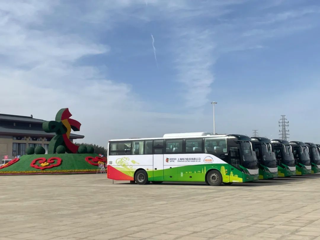 國家電投氫能大巴駛入絲綢之路(敦煌)國際文化博覽會.jpg